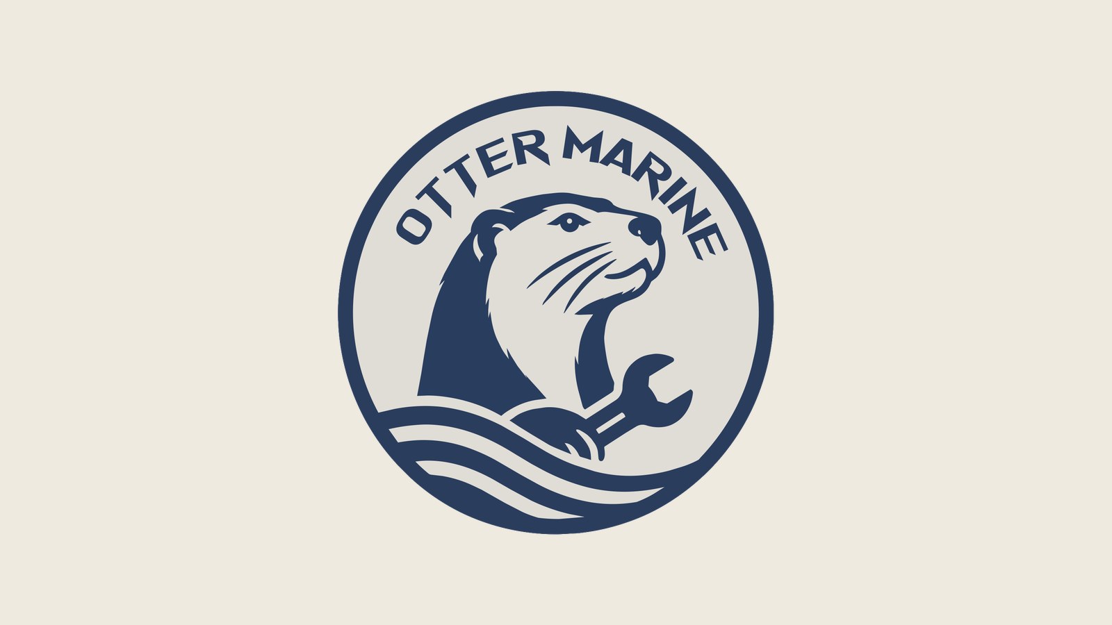 El logo de Otter Marine, una nutria dibujada a mano sosteniendo una llave dentro de una insignia circular